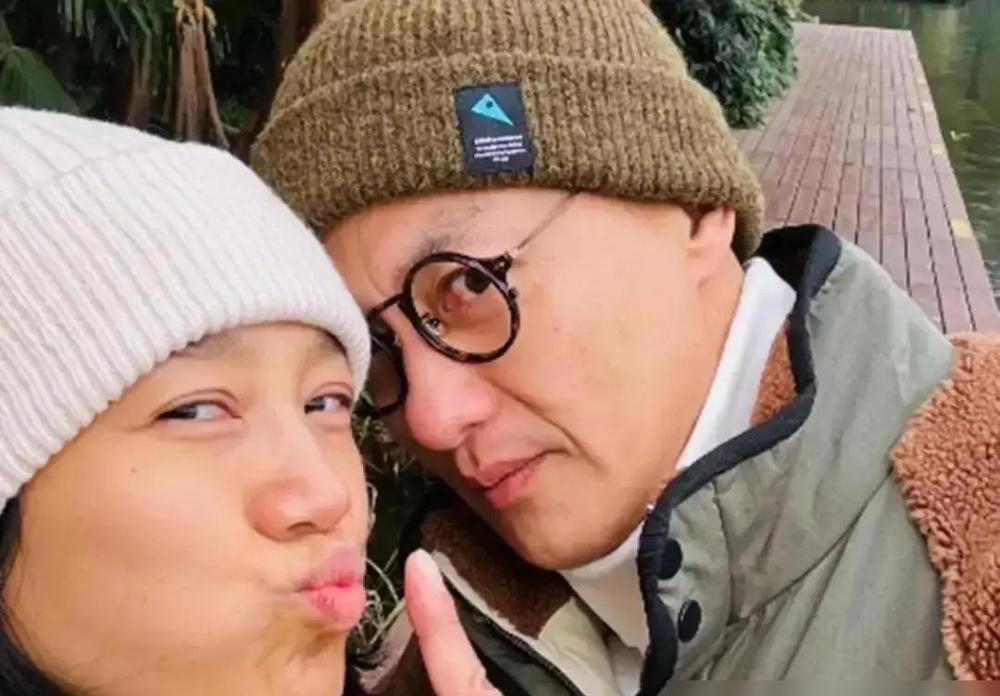 朱丹曾年薪千万，如今却在杭州农贸市场讨价还价，女儿弱视，一家人挤在直播间楼上。