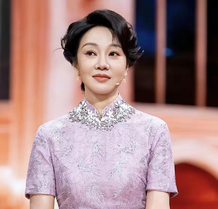 闫妮说：“我现在也是个演员，也能赚不少钱，但我爸妈还是特别节省，他们连一条洗脸毛