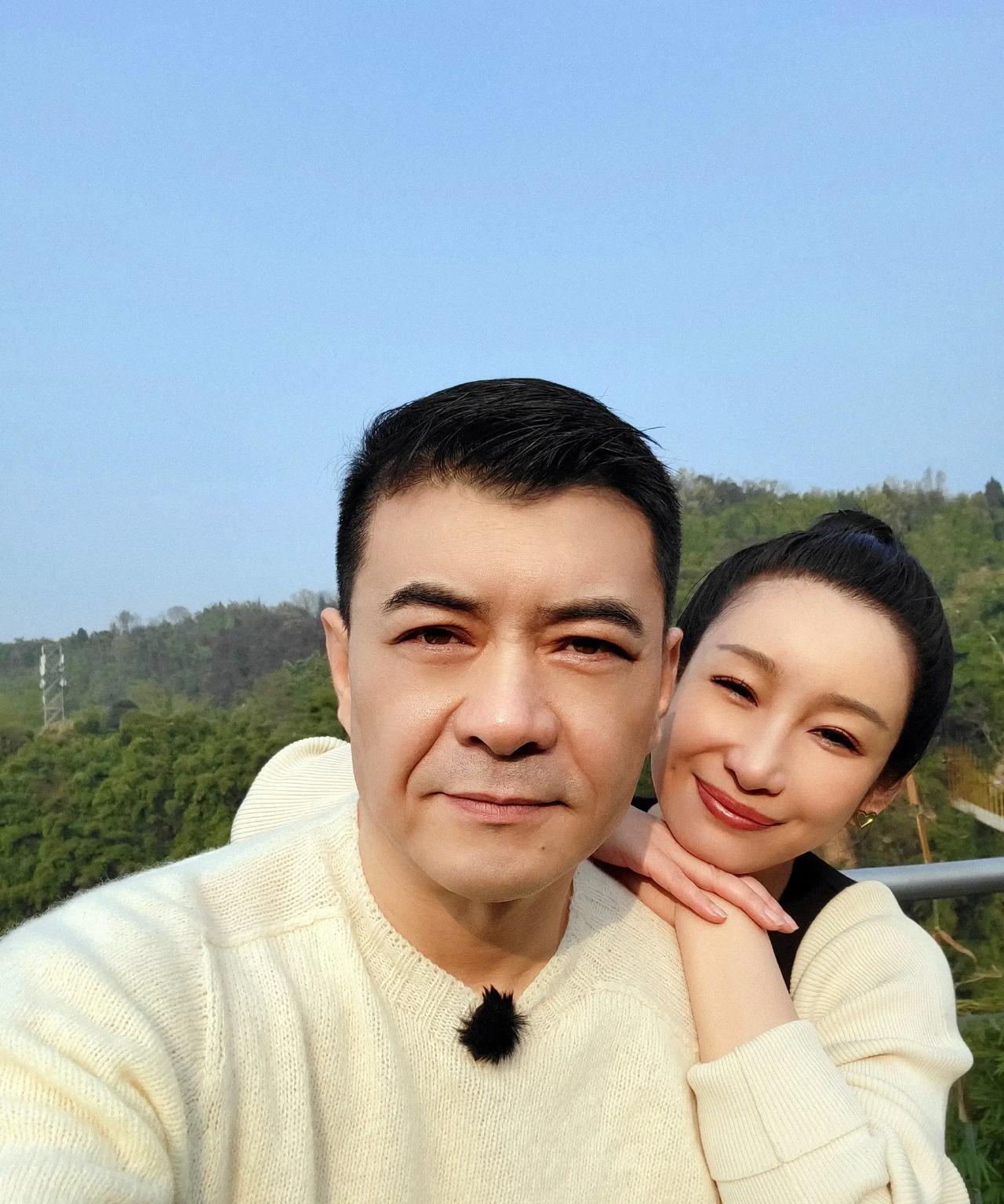 王新军说秦海璐是个没有生活自理能力的人，回到家里就叫老公，说老公我要你抱抱，说老