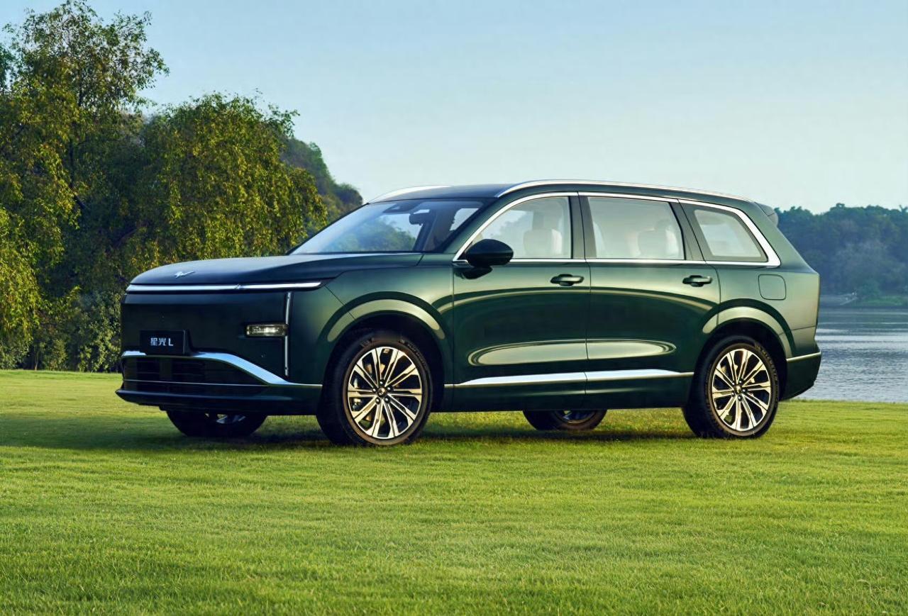 五菱星光L官图，大家觉得颜值如何？插电混动6座中大型SUV车长4980，轴