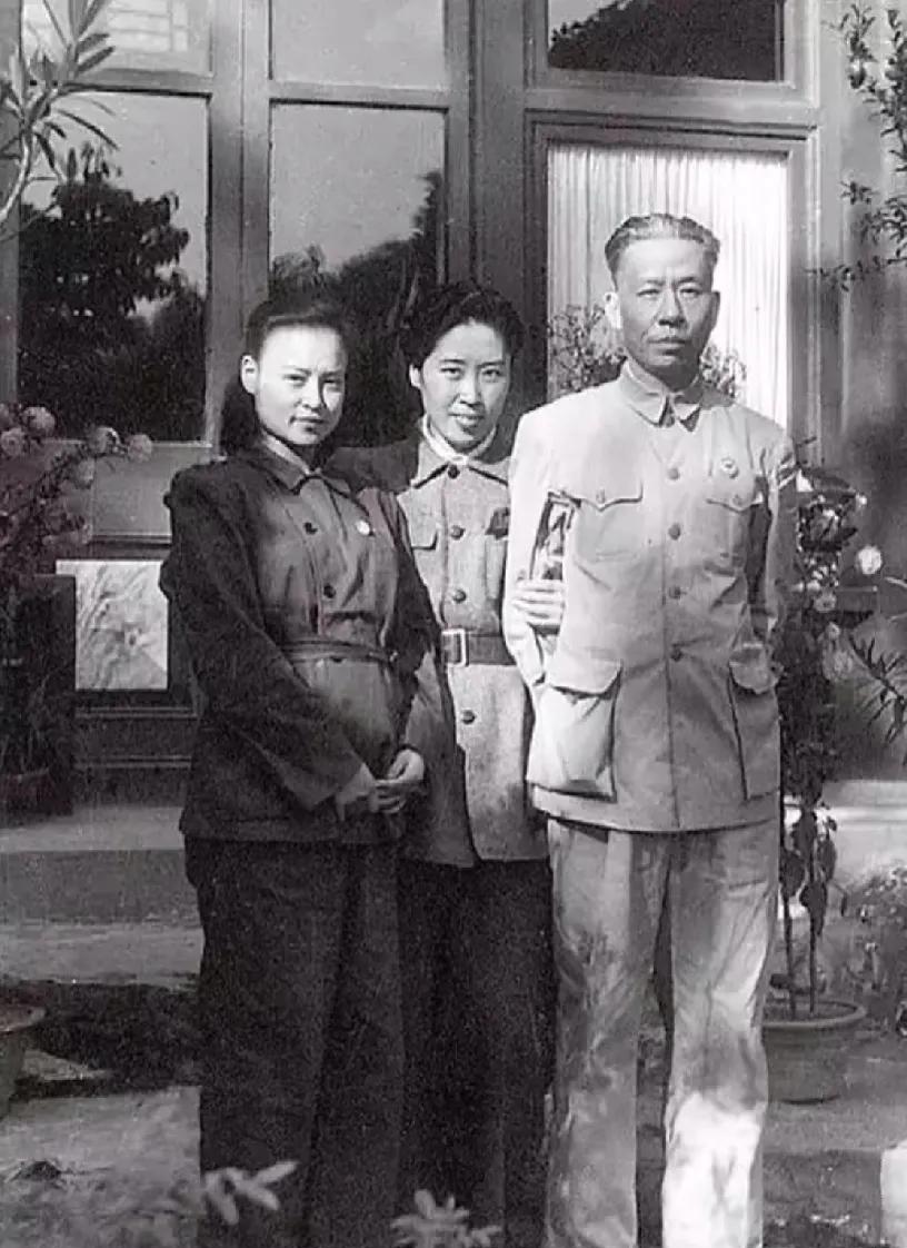 刘少奇和夫人王光美的一张合影，和他们夫妻二人一起的合影的这位女孩，知道是谁吗？