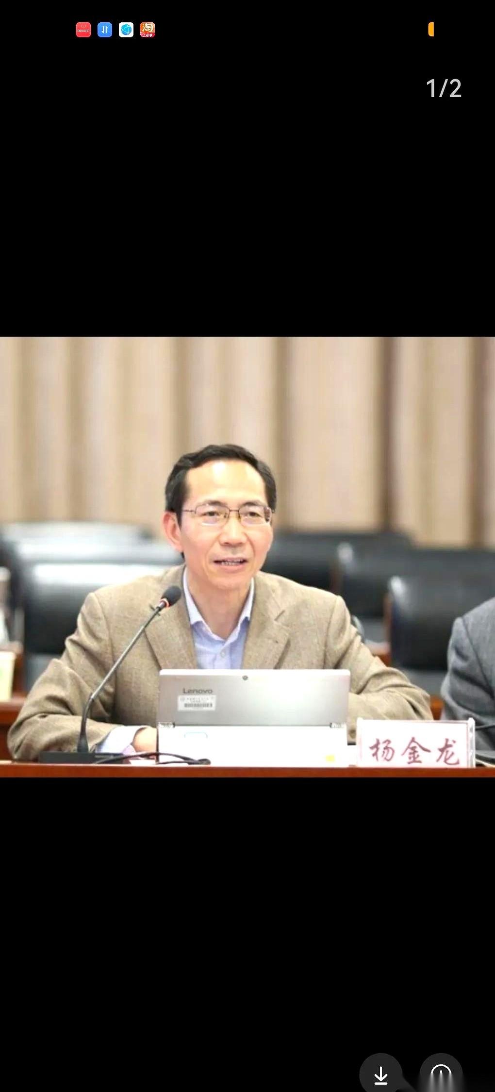 刀子全砍向了在一线熬夜脱发的老师。坐在办公室里喝茶、盖章的关系户们，却连根头发