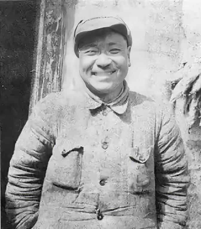 1945年，地下党员袁殊被军统授中将军衔，戴笠准备亲自接见他，组织上却指示：“你