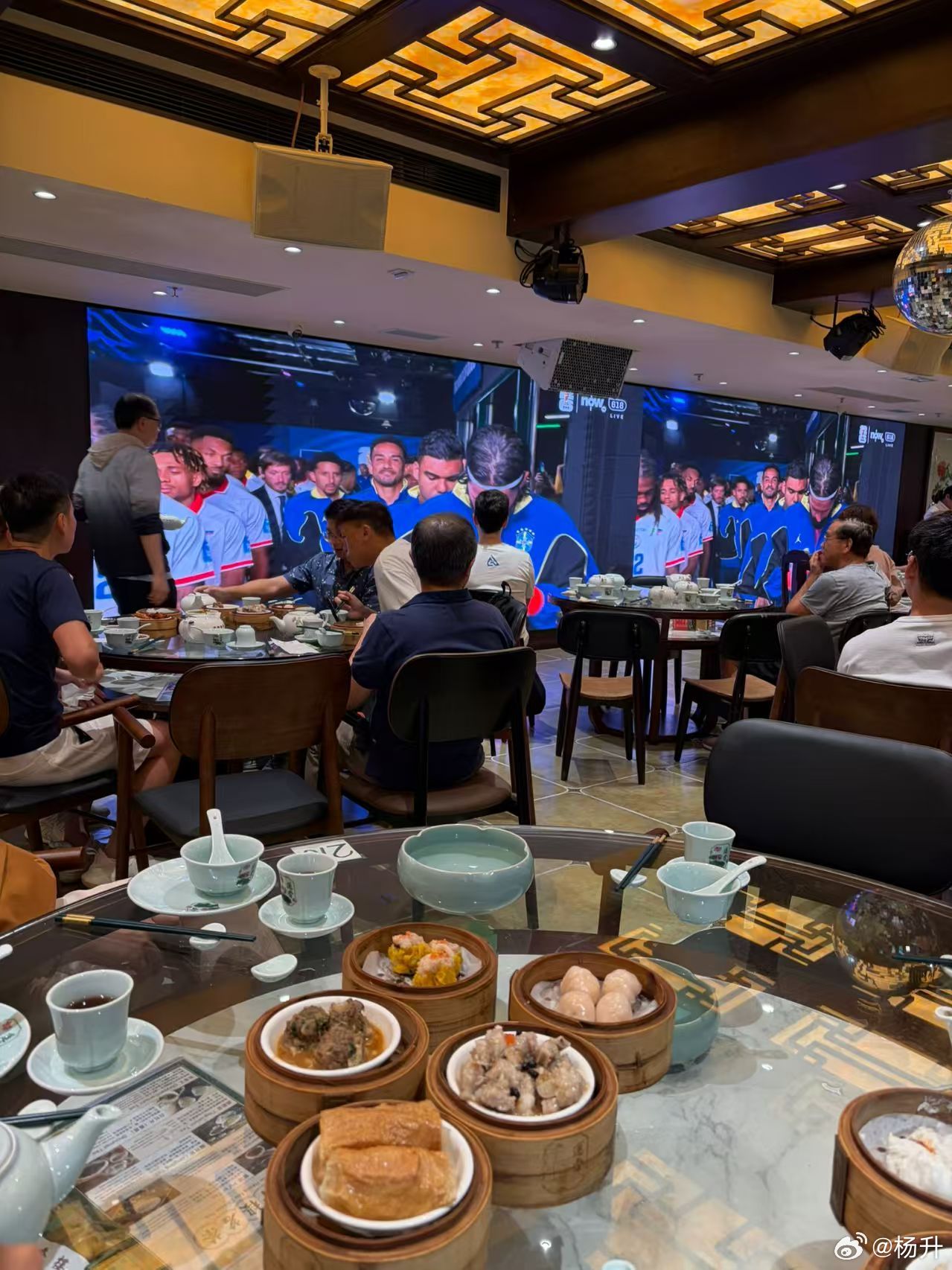 香港老友发来的，一边饮早茶一边看球哈哈哈