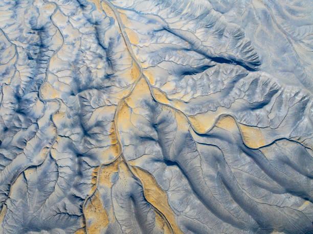 一位网友问：一个人要强大到什么程度，才能做到不在乎别人？我先泼盆冷水——你只