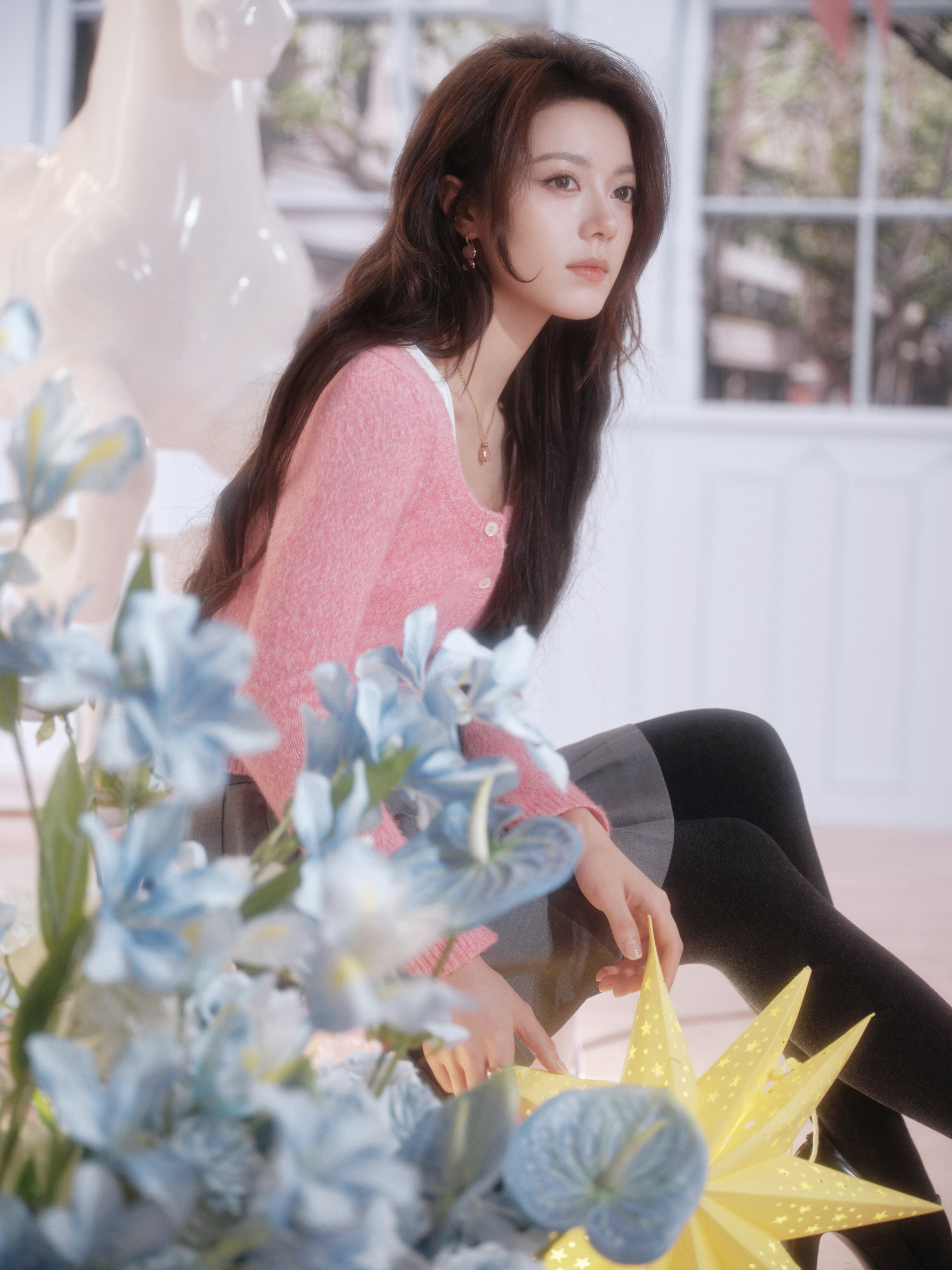 赵今麦粉色毛衣搭配灰色百褶裙，甜美又不失灵动，黑色袜靴为整体增添精致感，是少女