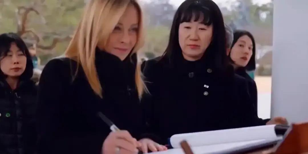 一个人写字的劲儿，真的能看出性格，这次就轮到梅洛尼“出圈”了。1月18日，