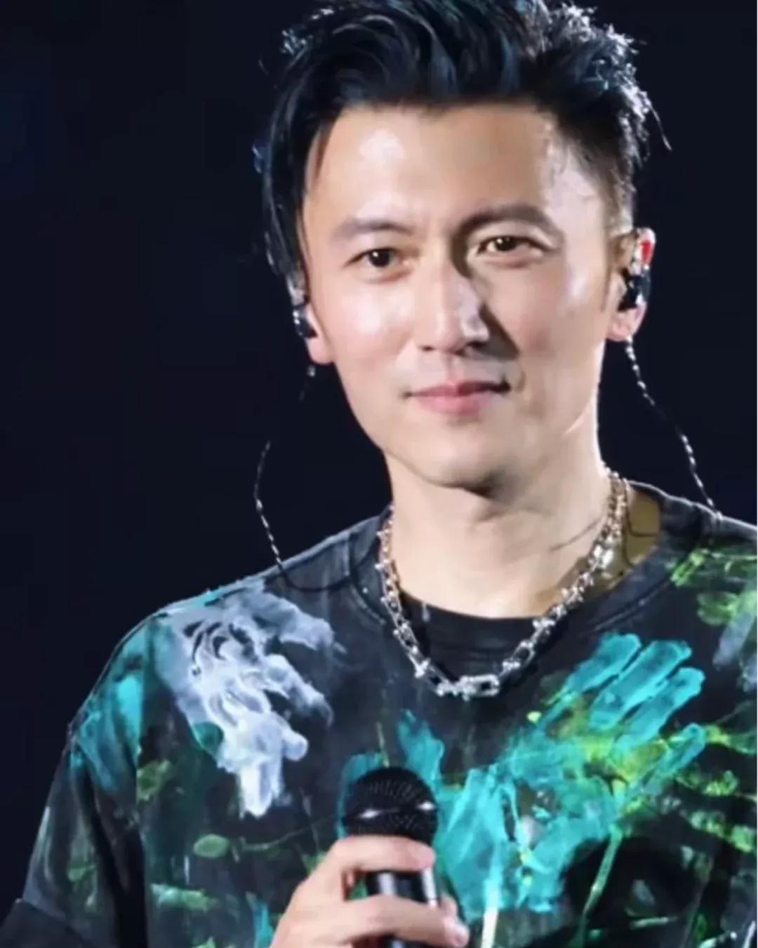 娱乐圈男星上镜爱化妆，眼线粉底高光齐上，好像不化就没法见人。可谢霆锋不一样，4