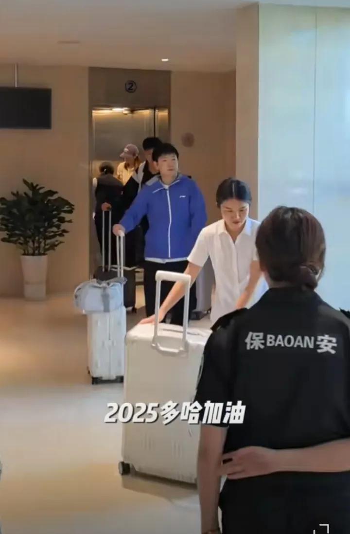 成都封训圆满结束！国乒参加多哈世乒赛的主力选手们结束成都封训，返回北京！短发