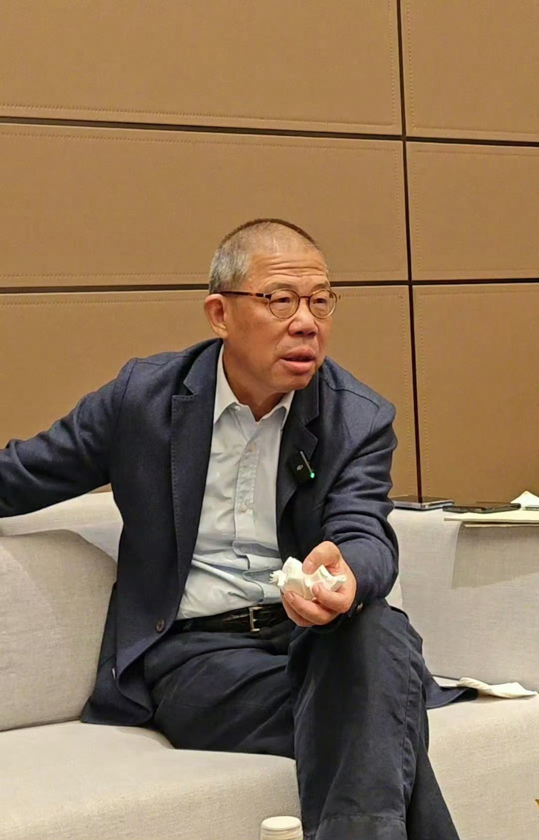 钟睒晱，去年被骂的再怎么惨，都没有去揭宗庆后的老底，从这一点来看，是个爷们！​