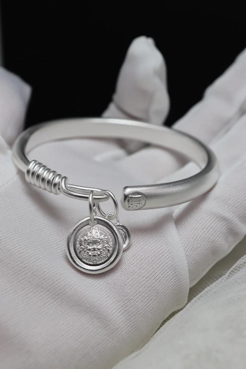 银饰选购保养16条内行铁律避开90%的坑1. 银饰辨真伪首看内壁钢印，仅