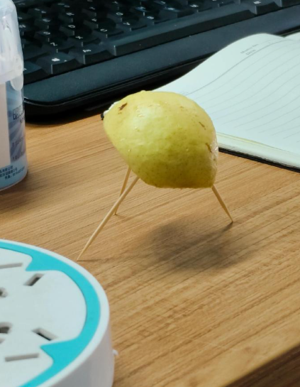 当分水果吃的时候有个同事不在工位​​​