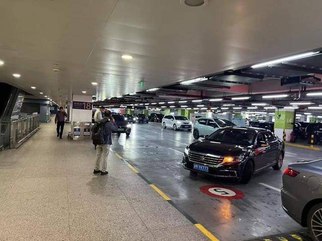 机场打网约车“停车费”该谁付，这事儿在网上吵翻了天。不少乘客觉得，自己准点到上车