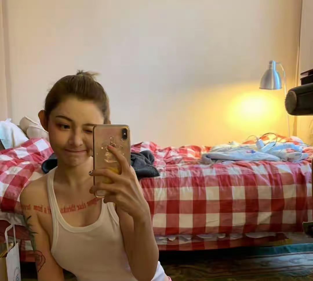 痞幼9年前旧照曝光！从内衣店主到机车女神，青涩与张扬成长密码