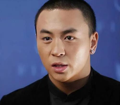 释永信与释小龙的关系远超普通师徒。释小龙两岁时，便由父亲陈同山送入少林寺，拜在少