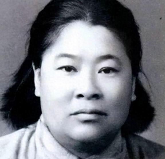 1937年，周子昆在延安窑洞正式娶了小自己12岁的娇妻何子友，20多位中央领导出