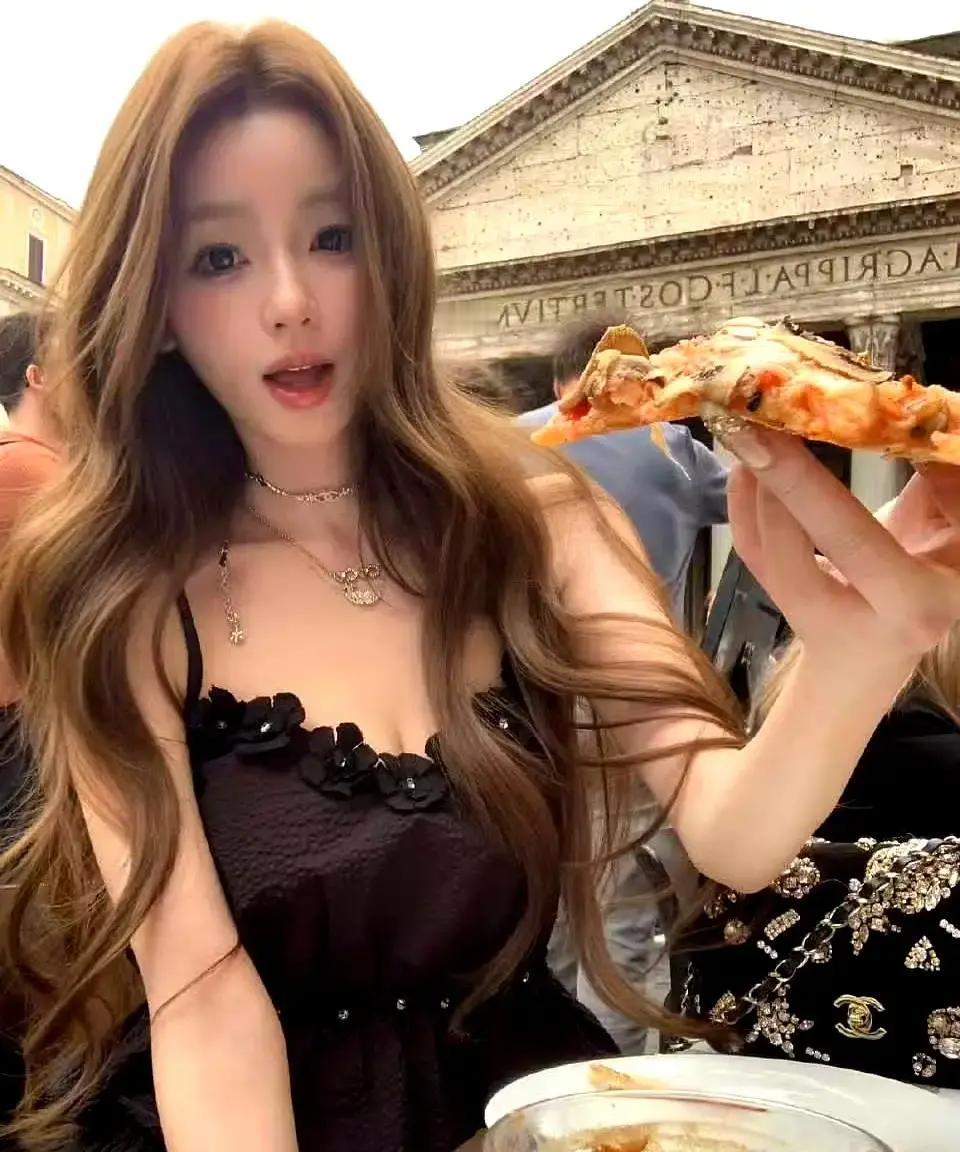 王思聪和懒懒在罗马街头啃披萨。我刷到照片时差点把咖啡喷键盘。她穿条粉裙子
