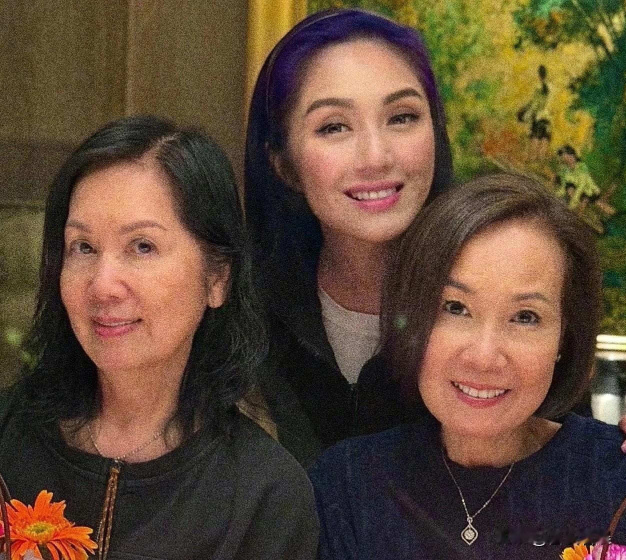 杨千嬅，罕晒和妈妈婆婆合照！5月10号凌晨两点多，杨千嬅发了条动态，她就写