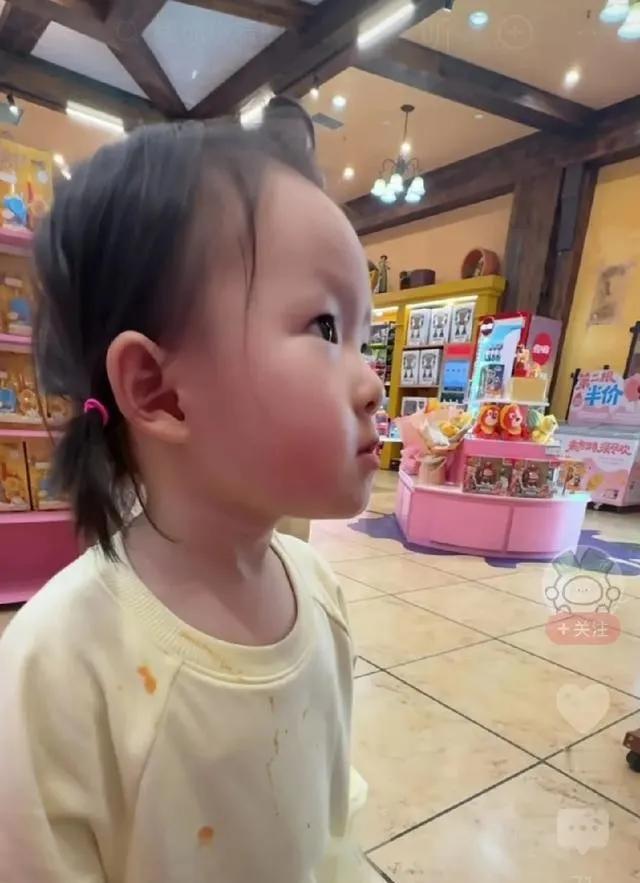 小孩的高情商，竟比很多大人还要高！在玩具店里，工作人员问两岁半的小孩要不要买玩