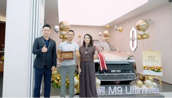 看了一圈又回到问界，竞品对比反而成了助攻 国庆问界门店有个常见场景：用户转了一