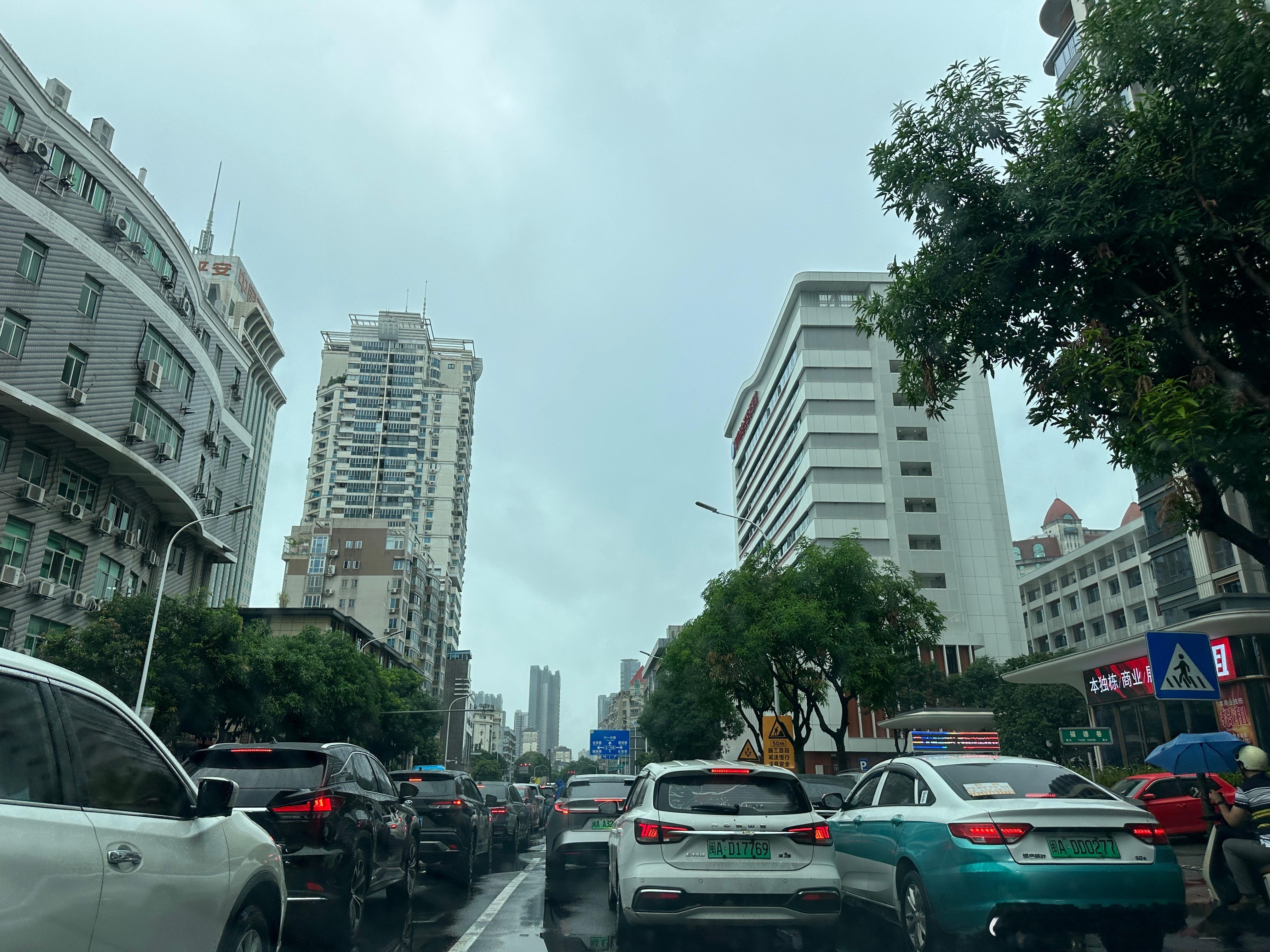 昨晚回家被落汤鸡早上送神兽上学就不想骑车继续被淋湿然后迟了8分钟90