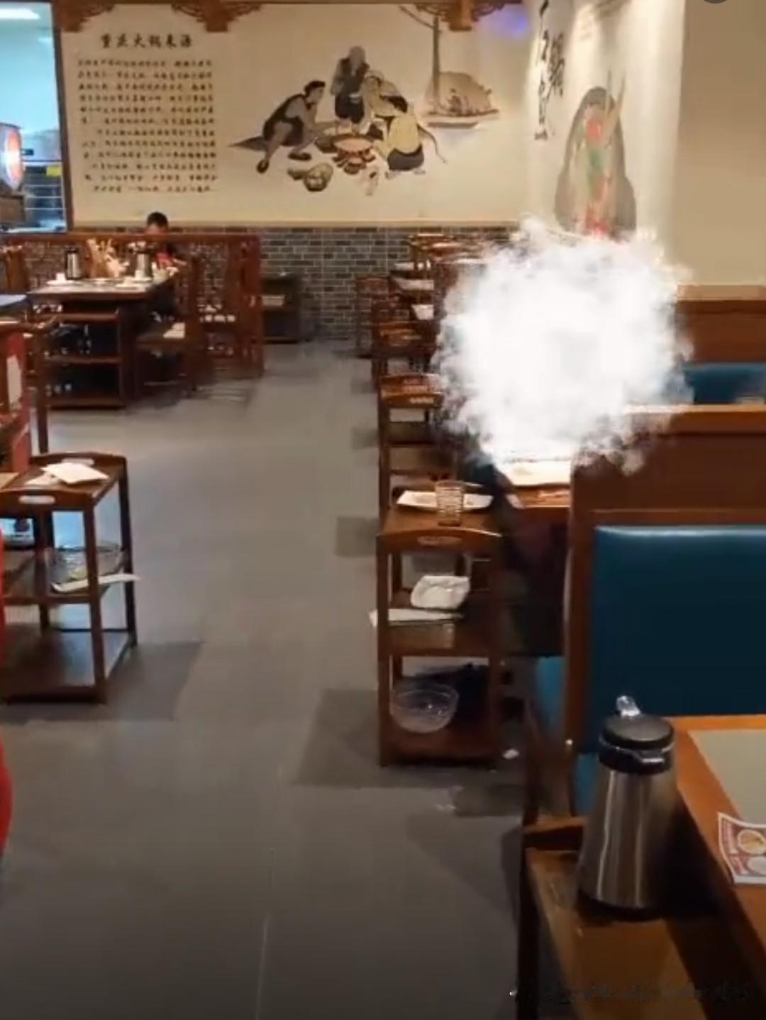 狗进店，好心提醒还被店主骂，这事你能忍吗？最近有网友曝光了广州的渝江风情老火锅店