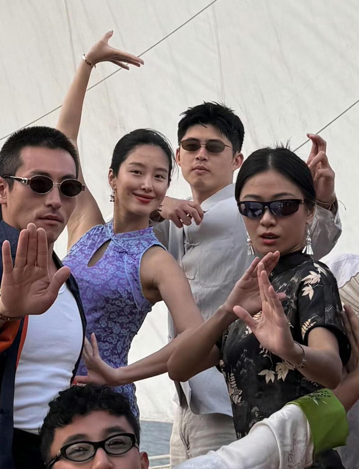杨采钰与老公合影曝光：还是年轻的富二代看着舒坦！希望娱乐圈有钱有事业的姐姐们，