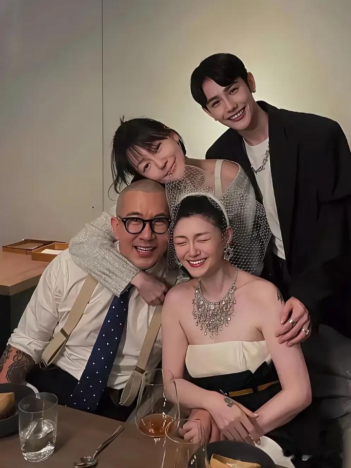 这照片惊呆我了，姐姐结婚，貌似小姨子和姐夫更亲热？你不得不佩服，全网最牛逼的具俊