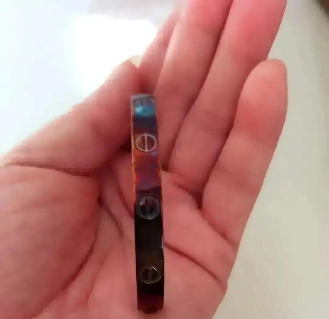 专柜750金竟掉色！上周去澳门扫货，朋友花3万8买的卡地亚手镯，戴三天手腕