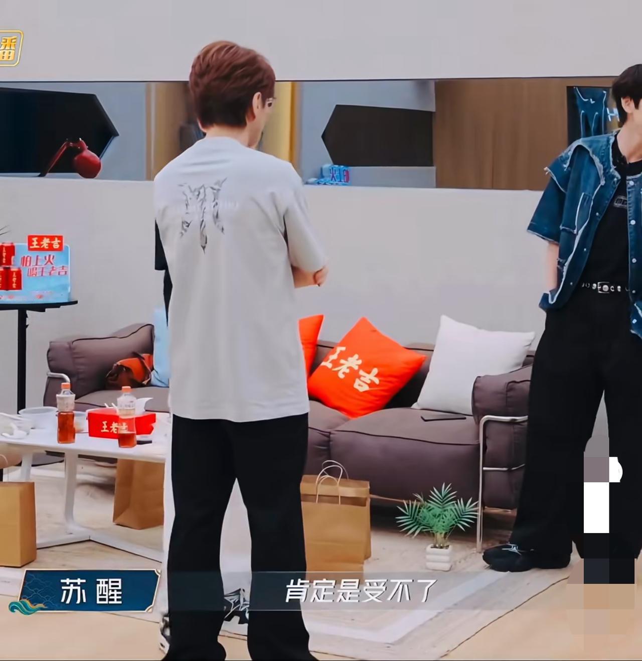 王铮亮的烂梗总是会给你个猝不及防。在披哥5上，苏醒很认真地对亮哥说：“肯定受不