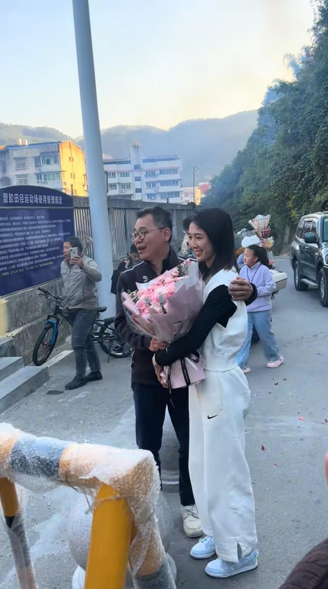 11月22日，林雨薇回到福建三明母校，当地热情迎接，林雨薇穿的很淑女，穿着浅色运