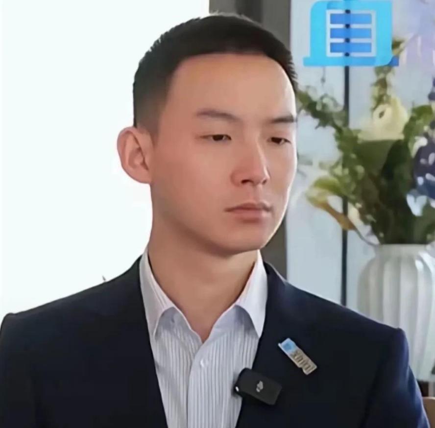 网友评论说：爱情和谁都会过期，唯有亲情是唯一依靠，老谢点了赞。这句简单的评论
