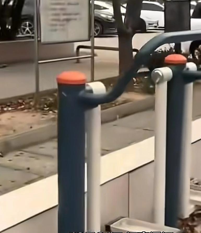 工人在安装的时候就没有觉得任何问题吗河南漯河一个文化宫安装了很多健身器械，就是