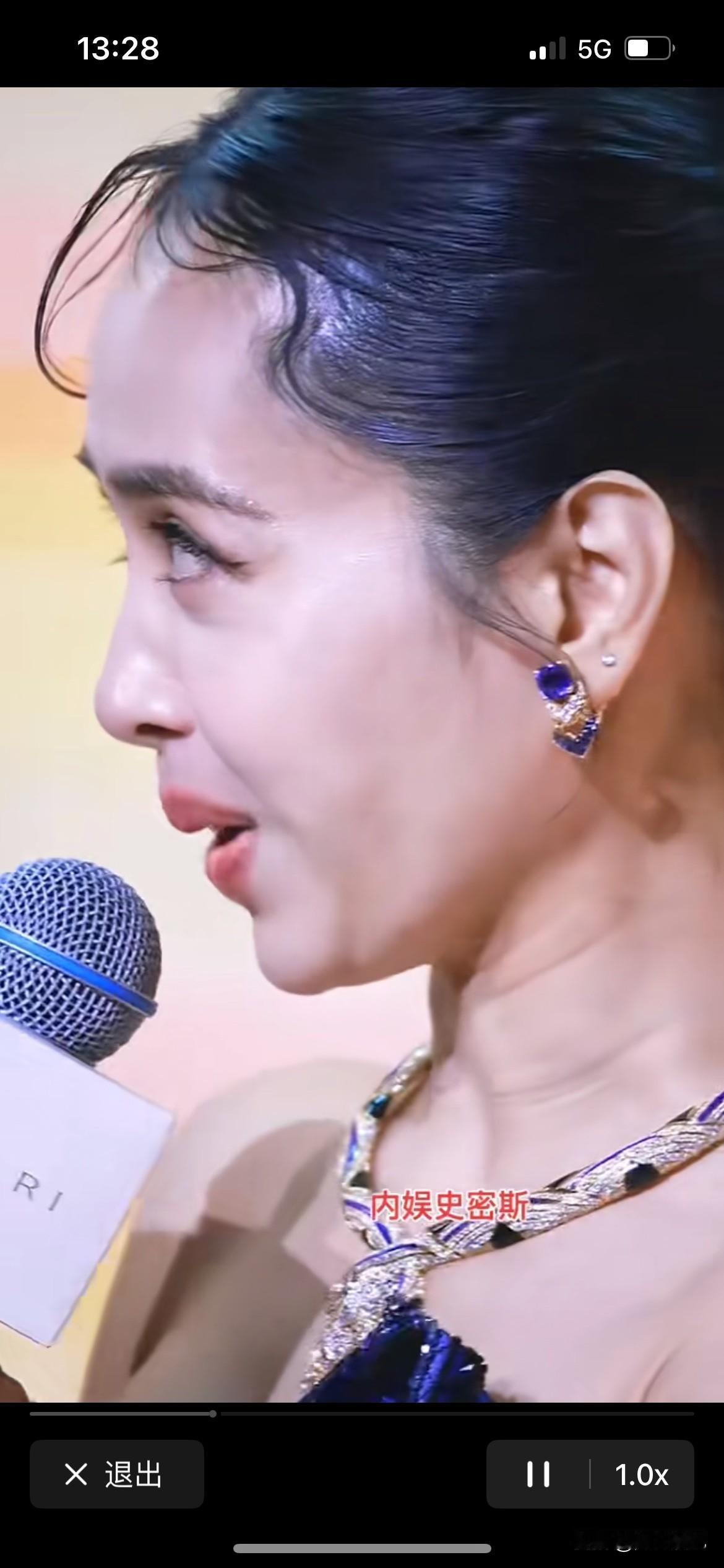 蔡依林老师也开始慢慢变老了,这张脸也不敢看了,身上的赘肉也露出来尴尬了。平时