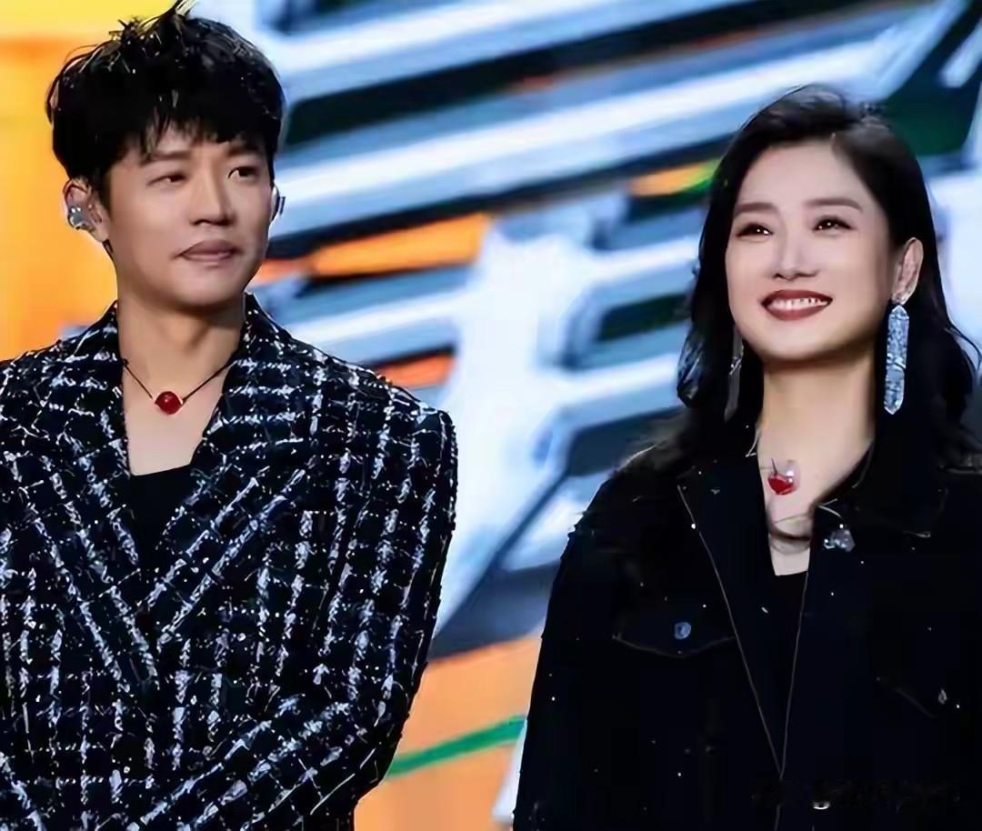 2025年6月，凤凰传奇成员曾毅因佩戴一款表盘图案被指含性暗示的“不雅手表”，陷