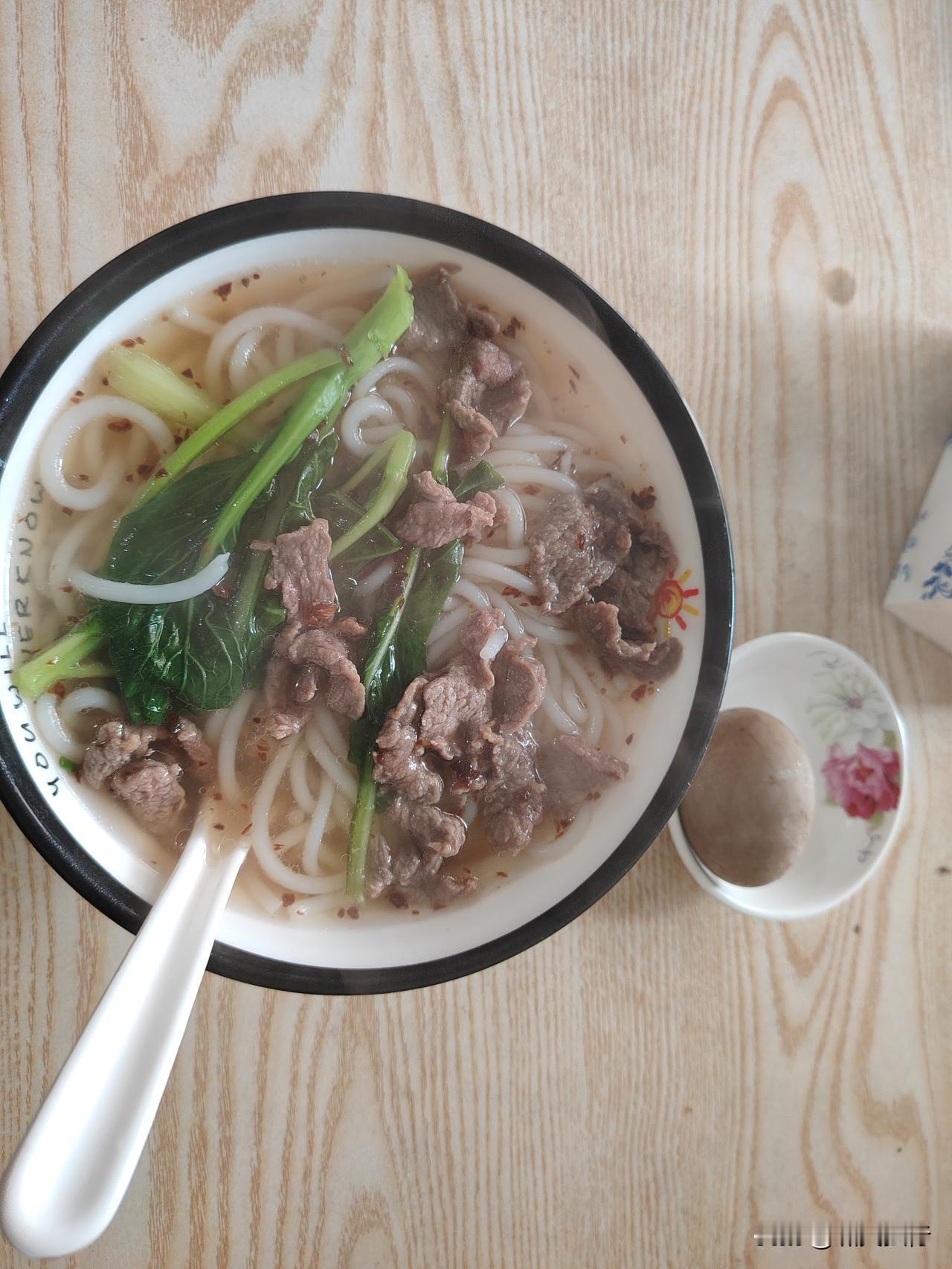 不可小视龙岩清汤粉昨天去医院拔了颗牙，略有不适，懒惰又生，不想做饭，去外边吃