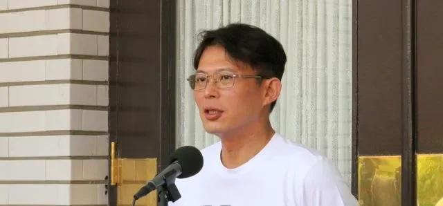民众党主席黄国昌质询时播放疑似京华城案侦讯“示范带”，事件越演越烈，有民众告发黄