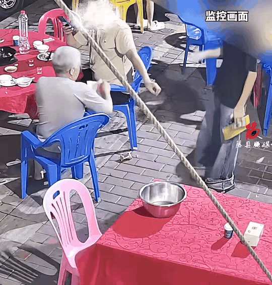 尊严的底线，往往在几枚纸币落地的瞬间显露无疑。广东某餐馆内上演了一出极具戏剧性