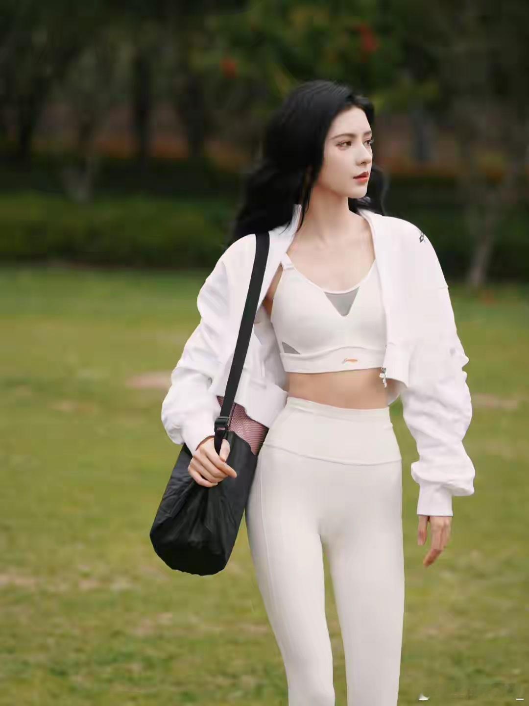 张予曦瑜伽服，建模脸加完美身材！​​​