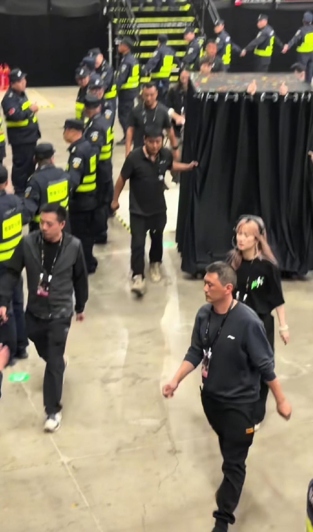 有明白的吗？陈小春在哈尔滨演唱会退场时，为什么要进黑笼子里，陈小春一个举动惹怒粉
