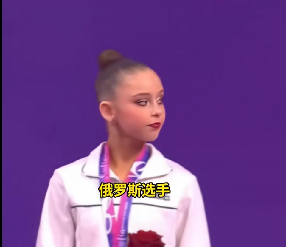 俄罗斯艺术体操运动员，在颁奖仪式上的表现，有情可原！3月31日，艺术体操世界