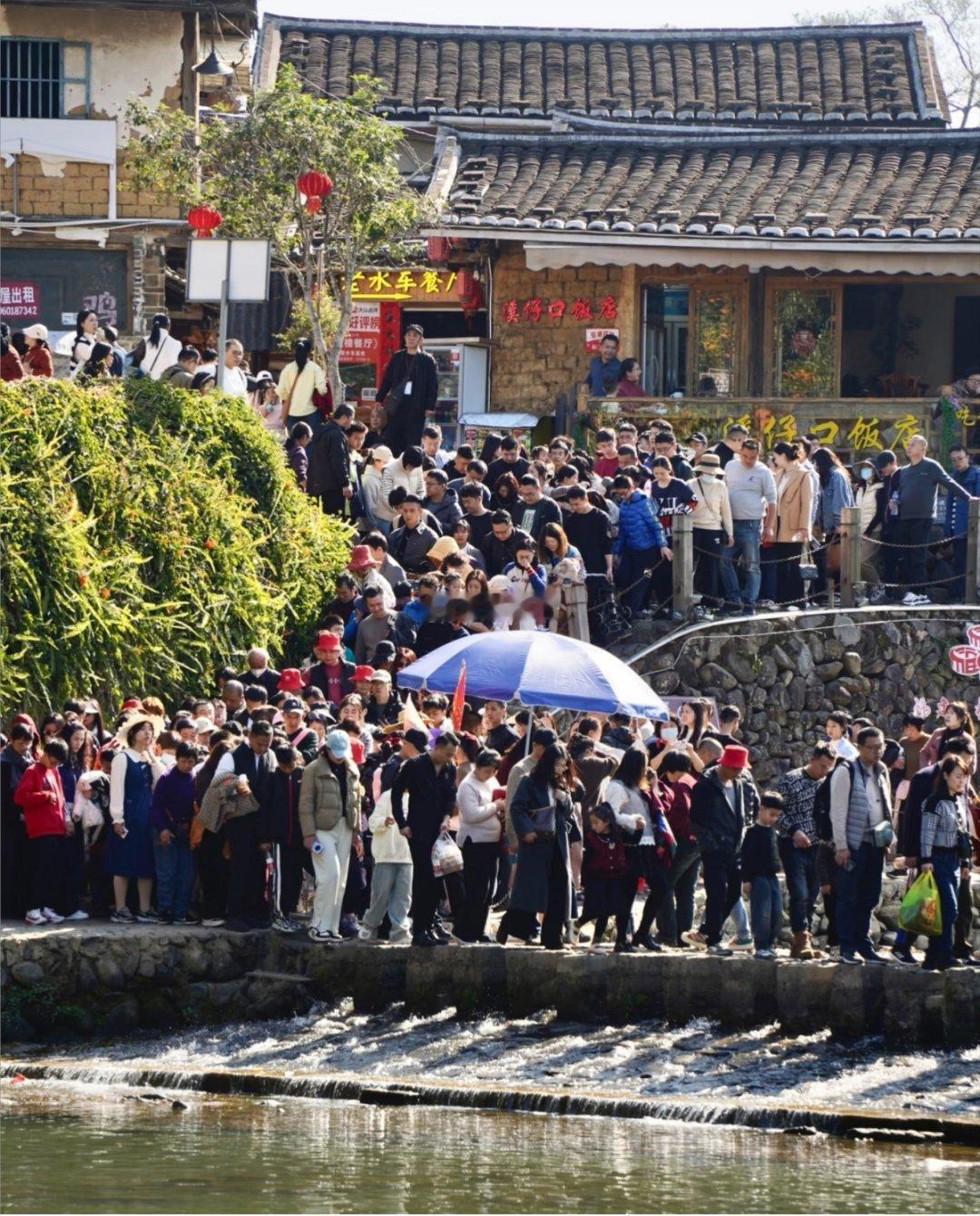 看漳州“云水谣”土楼的人群。云水谣的土楼商业化比较严重，相对来说田螺坑的几个土楼