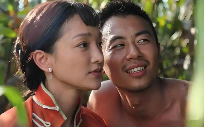 2013年，拍摄《红高粱》时，朱亚文将周迅扑倒在地，周迅当场出声叫停：“等一下