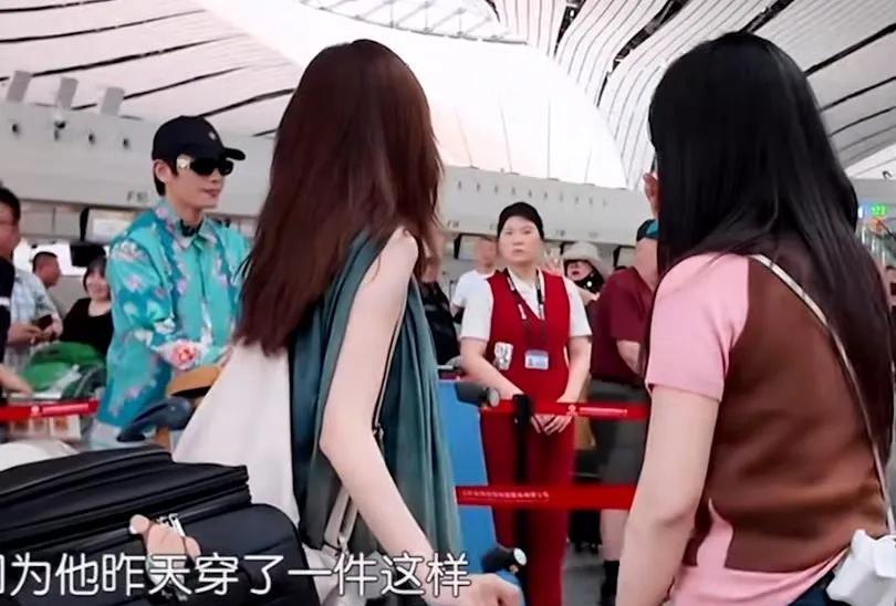 #救命！沈月姜妍社死现场笑到打鸣！#综艺里沈月误把丁禹兮认成黄晓明，凑近才发现
