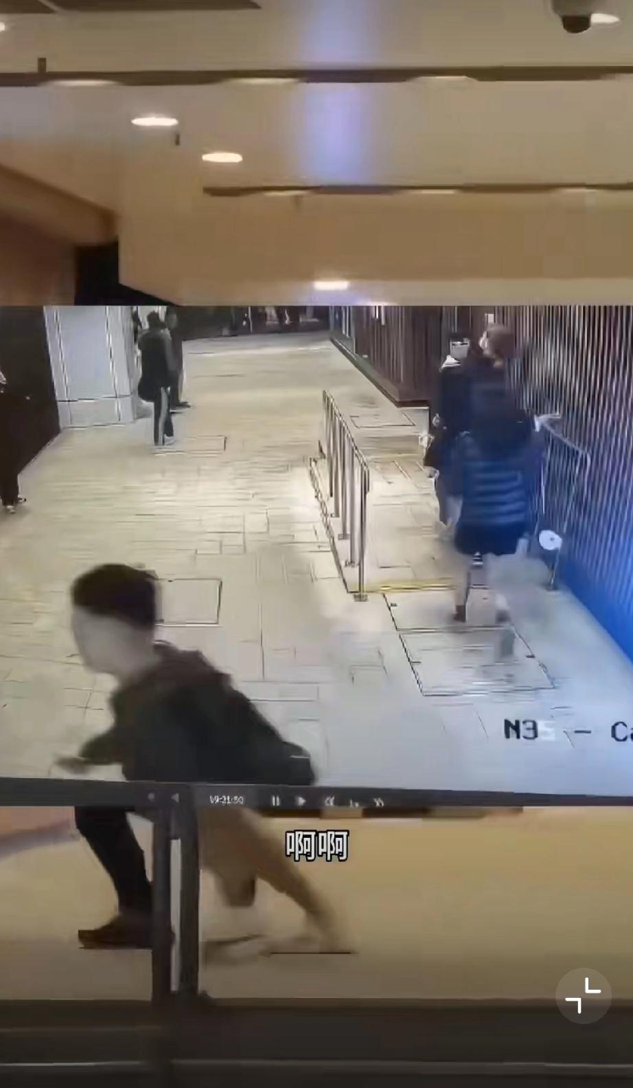 在香港屯门一个商场内，一名34岁男子持刀挟持一名女子。警察迅速赶来，走在前面