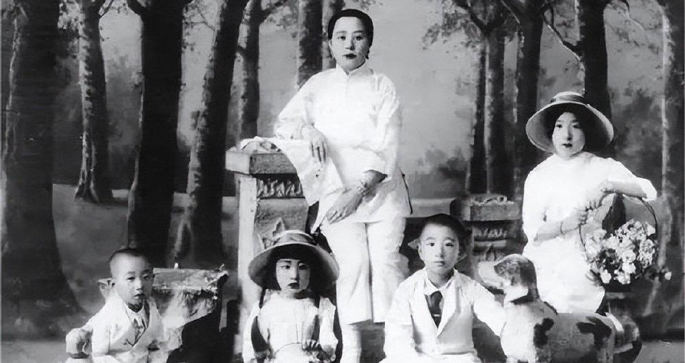 1906年，31岁的张作霖强势娶了18岁的许澍旸。大婚当夜，张作霖搂着许澍旸纤细