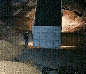 （视频可能有些不适，请谨慎观看）生命如此脆弱，短暂的几秒钟，这么年轻那么鲜活的