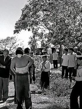 1964年，28岁的郑仁义借如厕时机，躲在茅厕等待看守离开后，跳入粪坑沿预设暗沟