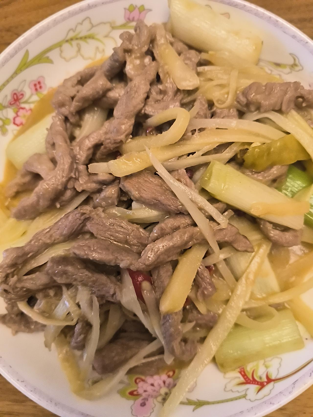 今天去菜市场买了半斤牛肉买的是最好的部位，雪花牛肉花了25块钱，配上10块一