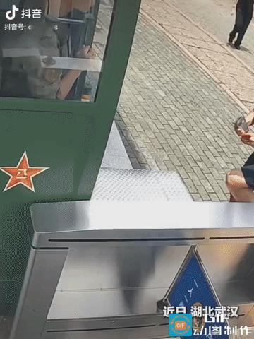 破防了。武汉，一位退伍老兵父亲确诊胰腺癌病危，血库告急，老兵无计可施，来到海军工